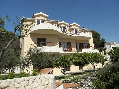 Ferdi アパート トロギール